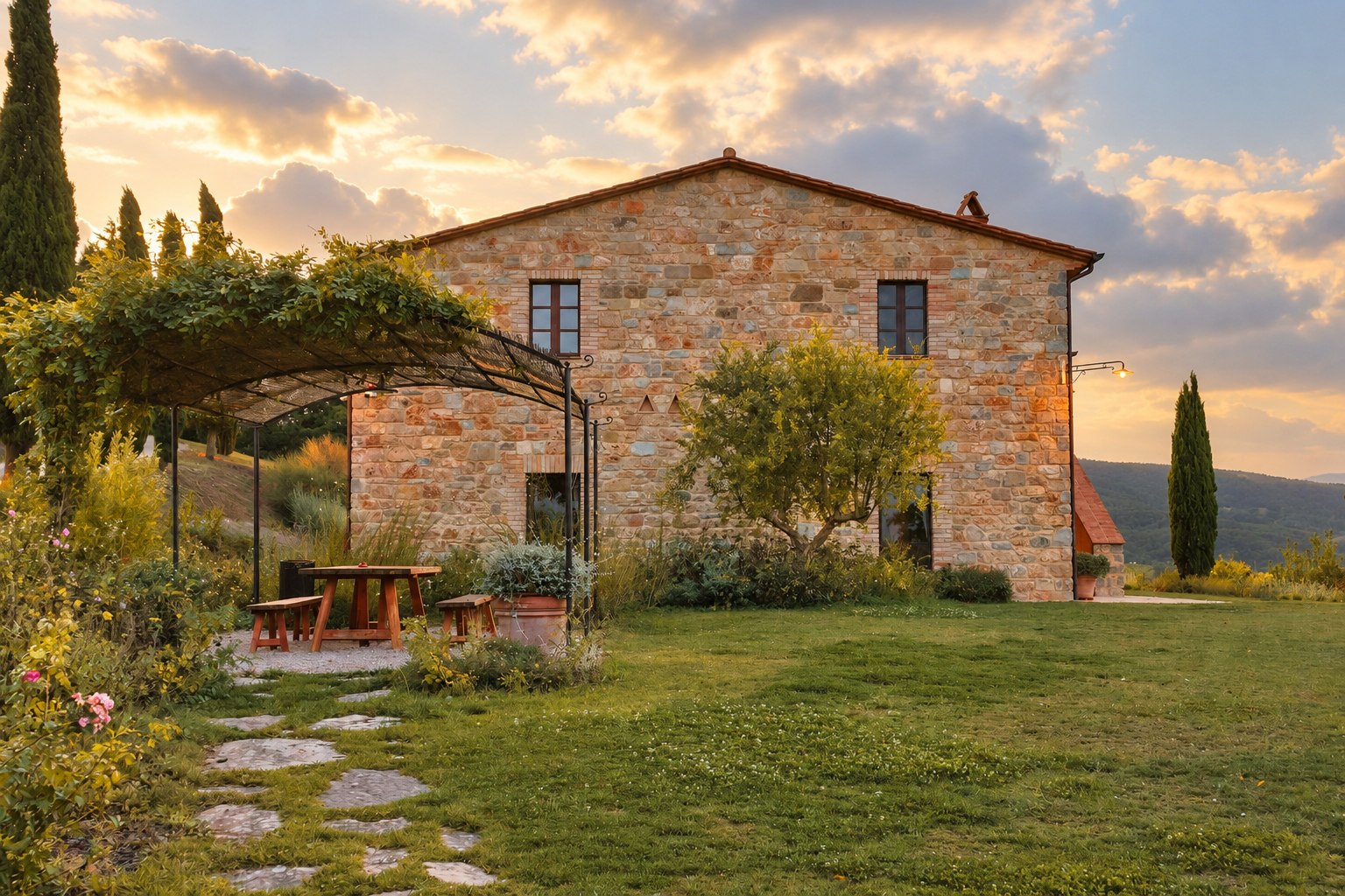 Casale toscano nella luce calda del tramonto, foto dimostrativa
